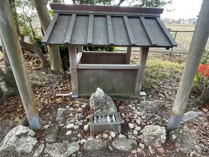 大水神社(御薗町長屋)の{uncategorized: "未分類", other: "その他", undefined: "問題あり", building: "その他建物", grave: "お墓", sacred_gate: "鳥居", guardian: "狛犬", statue: "像", buddha: "仏像", history: "歴史", nature: "自然", garden: "庭園", animal: "動物", pagoda: "塔", temizu: "手水舎", mountain_gate: "山門・神門", sanctuary: "本殿・本堂", subordinate: "末社・摂社", art: "芸術", scenery: "景色", jizo: "地蔵", ema: "絵馬", goshuin: "御朱印", omikuji: "おみくじ", items: "授与品その他", amulet: "お守り", goshuincho: "御朱印帳", eats: "食事", festival: "お祭り", votive_dance: "神楽", shichigosan: "七五三参", wedding: "結婚式", experience: "体験その他", initially: "初詣", around: "周辺", anti_infection: "感染症対策"}