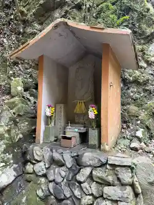 大本山七宝瀧寺の{uncategorized: "未分類", other: "その他", undefined: "問題あり", building: "その他建物", grave: "お墓", sacred_gate: "鳥居", guardian: "狛犬", statue: "像", buddha: "仏像", history: "歴史", nature: "自然", garden: "庭園", animal: "動物", pagoda: "塔", temizu: "手水舎", mountain_gate: "山門・神門", sanctuary: "本殿・本堂", subordinate: "末社・摂社", art: "芸術", scenery: "景色", jizo: "地蔵", ema: "絵馬", goshuin: "御朱印", omikuji: "おみくじ", items: "授与品その他", amulet: "お守り", goshuincho: "御朱印帳", eats: "食事", festival: "お祭り", votive_dance: "神楽", shichigosan: "七五三参", wedding: "結婚式", experience: "体験その他", initially: "初詣", around: "周辺", anti_infection: "感染症対策"}