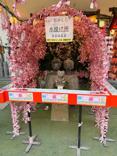 露天神社（お初天神）の{uncategorized: "未分類", other: "その他", undefined: "問題あり", building: "その他建物", grave: "お墓", sacred_gate: "鳥居", guardian: "狛犬", statue: "像", buddha: "仏像", history: "歴史", nature: "自然", garden: "庭園", animal: "動物", pagoda: "塔", temizu: "手水舎", mountain_gate: "山門・神門", sanctuary: "本殿・本堂", subordinate: "末社・摂社", art: "芸術", scenery: "景色", jizo: "地蔵", ema: "絵馬", goshuin: "御朱印", omikuji: "おみくじ", items: "授与品その他", amulet: "お守り", goshuincho: "御朱印帳", eats: "食事", festival: "お祭り", votive_dance: "神楽", shichigosan: "七五三参", wedding: "結婚式", experience: "体験その他", initially: "初詣", around: "周辺", anti_infection: "感染症対策"}
