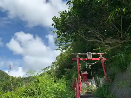 福徳稲荷大明神の鳥居