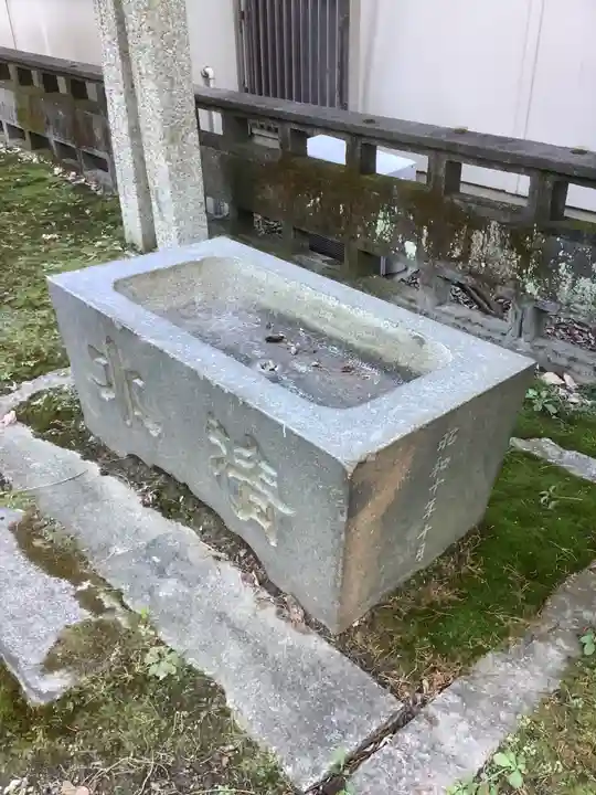 神明社の手水舎