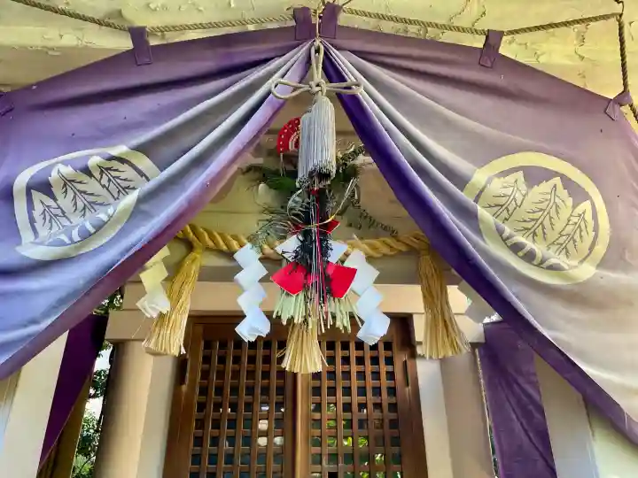 大鳥神社の{uncategorized: "未分類", other: "その他", undefined: "問題あり", building: "その他建物", grave: "お墓", sacred_gate: "鳥居", guardian: "狛犬", statue: "像", buddha: "仏像", history: "歴史", nature: "自然", garden: "庭園", animal: "動物", pagoda: "塔", temizu: "手水舎", mountain_gate: "山門・神門", sanctuary: "本殿・本堂", subordinate: "末社・摂社", art: "芸術", scenery: "景色", jizo: "地蔵", ema: "絵馬", goshuin: "御朱印", omikuji: "おみくじ", items: "授与品その他", amulet: "お守り", goshuincho: "御朱印帳", eats: "食事", festival: "お祭り", votive_dance: "神楽", shichigosan: "七五三参", wedding: "結婚式", experience: "体験その他", initially: "初詣", around: "周辺", anti_infection: "感染症対策"}