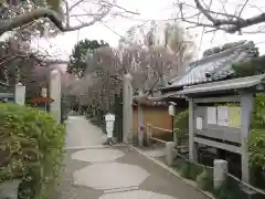 宝戒寺の山門