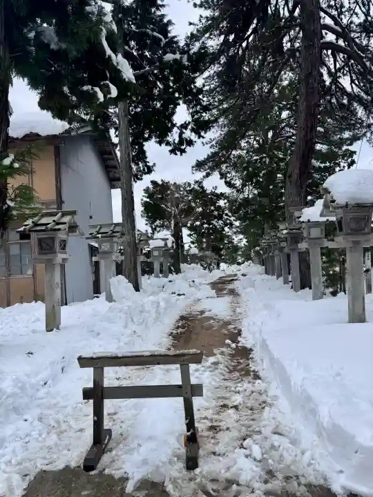 大宮賣神社の{uncategorized: "未分類", other: "その他", undefined: "問題あり", building: "その他建物", grave: "お墓", sacred_gate: "鳥居", guardian: "狛犬", statue: "像", buddha: "仏像", history: "歴史", nature: "自然", garden: "庭園", animal: "動物", pagoda: "塔", temizu: "手水舎", mountain_gate: "山門・神門", sanctuary: "本殿・本堂", subordinate: "末社・摂社", art: "芸術", scenery: "景色", jizo: "地蔵", ema: "絵馬", goshuin: "御朱印", omikuji: "おみくじ", items: "授与品その他", amulet: "お守り", goshuincho: "御朱印帳", eats: "食事", festival: "お祭り", votive_dance: "神楽", shichigosan: "七五三参", wedding: "結婚式", experience: "体験その他", initially: "初詣", around: "周辺", anti_infection: "感染症対策"}