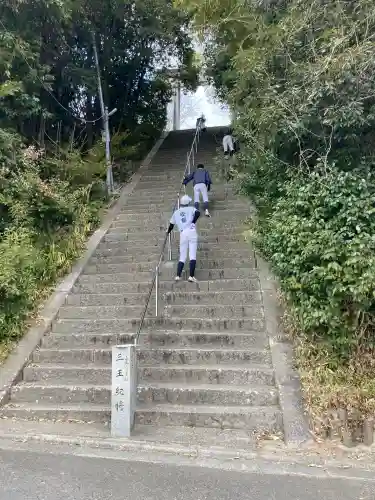 壺井八幡宮の{uncategorized: "未分類", other: "その他", undefined: "問題あり", building: "その他建物", grave: "お墓", sacred_gate: "鳥居", guardian: "狛犬", statue: "像", buddha: "仏像", history: "歴史", nature: "自然", garden: "庭園", animal: "動物", pagoda: "塔", temizu: "手水舎", mountain_gate: "山門・神門", sanctuary: "本殿・本堂", subordinate: "末社・摂社", art: "芸術", scenery: "景色", jizo: "地蔵", ema: "絵馬", goshuin: "御朱印", omikuji: "おみくじ", items: "授与品その他", amulet: "お守り", goshuincho: "御朱印帳", eats: "食事", festival: "お祭り", votive_dance: "神楽", shichigosan: "七五三参", wedding: "結婚式", experience: "体験その他", initially: "初詣", around: "周辺", anti_infection: "感染症対策"}