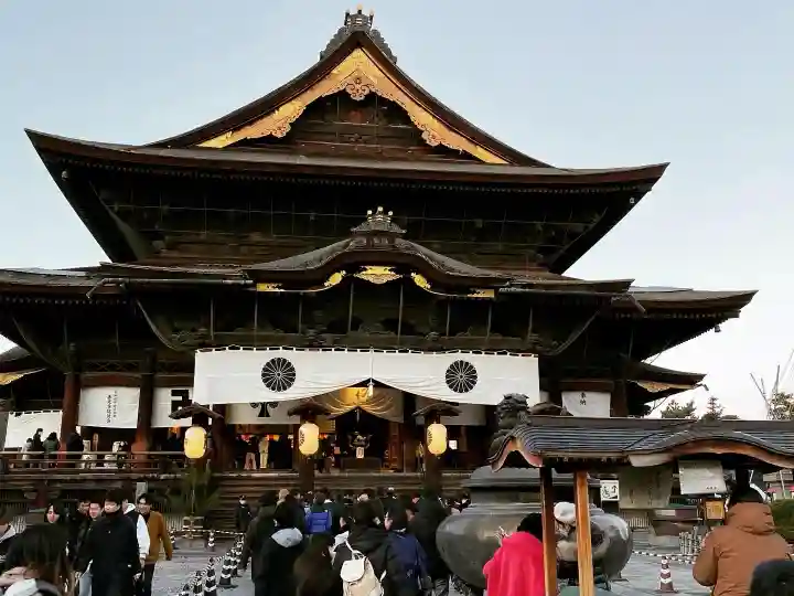 善光寺の{uncategorized: "未分類", other: "その他", undefined: "問題あり", building: "その他建物", grave: "お墓", sacred_gate: "鳥居", guardian: "狛犬", statue: "像", buddha: "仏像", history: "歴史", nature: "自然", garden: "庭園", animal: "動物", pagoda: "塔", temizu: "手水舎", mountain_gate: "山門・神門", sanctuary: "本殿・本堂", subordinate: "末社・摂社", art: "芸術", scenery: "景色", jizo: "地蔵", ema: "絵馬", goshuin: "御朱印", omikuji: "おみくじ", items: "授与品その他", amulet: "お守り", goshuincho: "御朱印帳", eats: "食事", festival: "お祭り", votive_dance: "神楽", shichigosan: "七五三参", wedding: "結婚式", experience: "体験その他", initially: "初詣", around: "周辺", anti_infection: "感染症対策"}