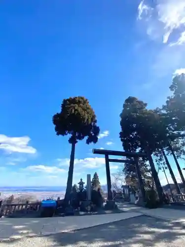 大山阿夫利神社本社の{uncategorized: "未分類", other: "その他", undefined: "問題あり", building: "その他建物", grave: "お墓", sacred_gate: "鳥居", guardian: "狛犬", statue: "像", buddha: "仏像", history: "歴史", nature: "自然", garden: "庭園", animal: "動物", pagoda: "塔", temizu: "手水舎", mountain_gate: "山門・神門", sanctuary: "本殿・本堂", subordinate: "末社・摂社", art: "芸術", scenery: "景色", jizo: "地蔵", ema: "絵馬", goshuin: "御朱印", omikuji: "おみくじ", items: "授与品その他", amulet: "お守り", goshuincho: "御朱印帳", eats: "食事", festival: "お祭り", votive_dance: "神楽", shichigosan: "七五三参", wedding: "結婚式", experience: "体験その他", initially: "初詣", around: "周辺", anti_infection: "感染症対策"}