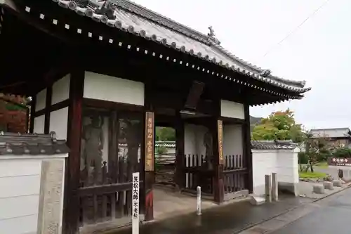 曼荼羅寺の山門