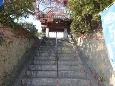 鳳出観音教会の山門・神門
