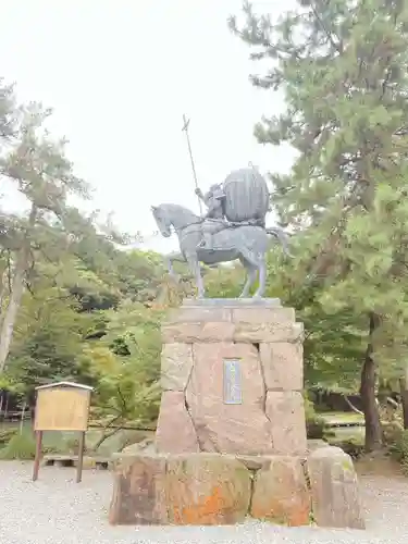 尾山神社の像