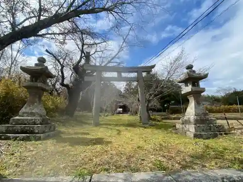 八幡神社の{uncategorized: "未分類", other: "その他", undefined: "問題あり", building: "その他建物", grave: "お墓", sacred_gate: "鳥居", guardian: "狛犬", statue: "像", buddha: "仏像", history: "歴史", nature: "自然", garden: "庭園", animal: "動物", pagoda: "塔", temizu: "手水舎", mountain_gate: "山門・神門", sanctuary: "本殿・本堂", subordinate: "末社・摂社", art: "芸術", scenery: "景色", jizo: "地蔵", ema: "絵馬", goshuin: "御朱印", omikuji: "おみくじ", items: "授与品その他", amulet: "お守り", goshuincho: "御朱印帳", eats: "食事", festival: "お祭り", votive_dance: "神楽", shichigosan: "七五三参", wedding: "結婚式", experience: "体験その他", initially: "初詣", around: "周辺", anti_infection: "感染症対策"}