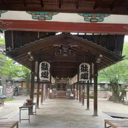 御香宮神社の{uncategorized: "未分類", other: "その他", undefined: "問題あり", building: "その他建物", grave: "お墓", sacred_gate: "鳥居", guardian: "狛犬", statue: "像", buddha: "仏像", history: "歴史", nature: "自然", garden: "庭園", animal: "動物", pagoda: "塔", temizu: "手水舎", mountain_gate: "山門・神門", sanctuary: "本殿・本堂", subordinate: "末社・摂社", art: "芸術", scenery: "景色", jizo: "地蔵", ema: "絵馬", goshuin: "御朱印", omikuji: "おみくじ", items: "授与品その他", amulet: "お守り", goshuincho: "御朱印帳", eats: "食事", festival: "お祭り", votive_dance: "神楽", shichigosan: "七五三参", wedding: "結婚式", experience: "体験その他", initially: "初詣", around: "周辺", anti_infection: "感染症対策"}