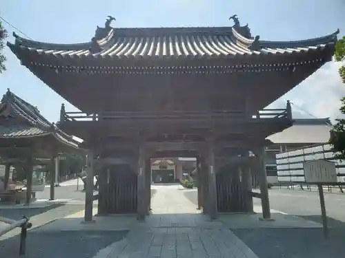 豊川閣　妙厳寺の山門・神門