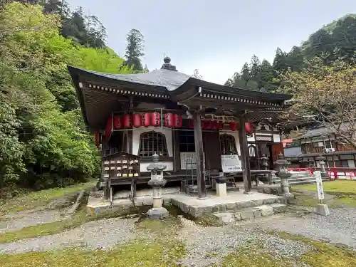 瑠璃寺の{uncategorized: "未分類", other: "その他", undefined: "問題あり", building: "その他建物", grave: "お墓", sacred_gate: "鳥居", guardian: "狛犬", statue: "像", buddha: "仏像", history: "歴史", nature: "自然", garden: "庭園", animal: "動物", pagoda: "塔", temizu: "手水舎", mountain_gate: "山門・神門", sanctuary: "本殿・本堂", subordinate: "末社・摂社", art: "芸術", scenery: "景色", jizo: "地蔵", ema: "絵馬", goshuin: "御朱印", omikuji: "おみくじ", items: "授与品その他", amulet: "お守り", goshuincho: "御朱印帳", eats: "食事", festival: "お祭り", votive_dance: "神楽", shichigosan: "七五三参", wedding: "結婚式", experience: "体験その他", initially: "初詣", around: "周辺", anti_infection: "感染症対策"}
