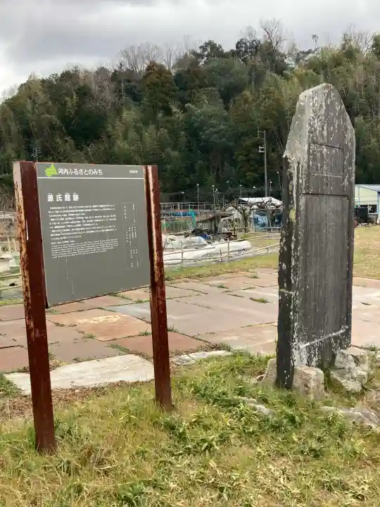 壺井八幡宮の{uncategorized: "未分類", other: "その他", undefined: "問題あり", building: "その他建物", grave: "お墓", sacred_gate: "鳥居", guardian: "狛犬", statue: "像", buddha: "仏像", history: "歴史", nature: "自然", garden: "庭園", animal: "動物", pagoda: "塔", temizu: "手水舎", mountain_gate: "山門・神門", sanctuary: "本殿・本堂", subordinate: "末社・摂社", art: "芸術", scenery: "景色", jizo: "地蔵", ema: "絵馬", goshuin: "御朱印", omikuji: "おみくじ", items: "授与品その他", amulet: "お守り", goshuincho: "御朱印帳", eats: "食事", festival: "お祭り", votive_dance: "神楽", shichigosan: "七五三参", wedding: "結婚式", experience: "体験その他", initially: "初詣", around: "周辺", anti_infection: "感染症対策"}