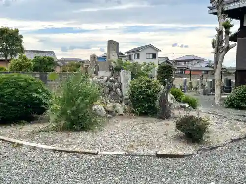 法蓮寺の{uncategorized: "未分類", other: "その他", undefined: "問題あり", building: "その他建物", grave: "お墓", sacred_gate: "鳥居", guardian: "狛犬", statue: "像", buddha: "仏像", history: "歴史", nature: "自然", garden: "庭園", animal: "動物", pagoda: "塔", temizu: "手水舎", mountain_gate: "山門・神門", sanctuary: "本殿・本堂", subordinate: "末社・摂社", art: "芸術", scenery: "景色", jizo: "地蔵", ema: "絵馬", goshuin: "御朱印", omikuji: "おみくじ", items: "授与品その他", amulet: "お守り", goshuincho: "御朱印帳", eats: "食事", festival: "お祭り", votive_dance: "神楽", shichigosan: "七五三参", wedding: "結婚式", experience: "体験その他", initially: "初詣", around: "周辺", anti_infection: "感染症対策"}