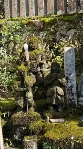 大本山七宝瀧寺の{uncategorized: "未分類", other: "その他", undefined: "問題あり", building: "その他建物", grave: "お墓", sacred_gate: "鳥居", guardian: "狛犬", statue: "像", buddha: "仏像", history: "歴史", nature: "自然", garden: "庭園", animal: "動物", pagoda: "塔", temizu: "手水舎", mountain_gate: "山門・神門", sanctuary: "本殿・本堂", subordinate: "末社・摂社", art: "芸術", scenery: "景色", jizo: "地蔵", ema: "絵馬", goshuin: "御朱印", omikuji: "おみくじ", items: "授与品その他", amulet: "お守り", goshuincho: "御朱印帳", eats: "食事", festival: "お祭り", votive_dance: "神楽", shichigosan: "七五三参", wedding: "結婚式", experience: "体験その他", initially: "初詣", around: "周辺", anti_infection: "感染症対策"}