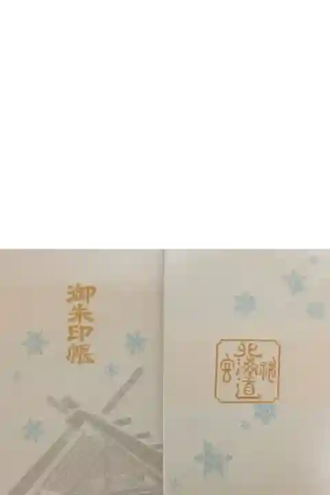 地の色が一色ではなく青っぽいところとそうじゃないところが混じっているのも素敵