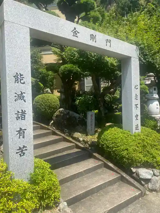 明石寺の山門