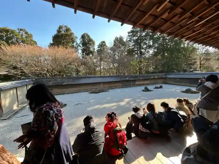 龍安寺の{uncategorized: "未分類", other: "その他", undefined: "問題あり", building: "その他建物", grave: "お墓", sacred_gate: "鳥居", guardian: "狛犬", statue: "像", buddha: "仏像", history: "歴史", nature: "自然", garden: "庭園", animal: "動物", pagoda: "塔", temizu: "手水舎", mountain_gate: "山門・神門", sanctuary: "本殿・本堂", subordinate: "末社・摂社", art: "芸術", scenery: "景色", jizo: "地蔵", ema: "絵馬", goshuin: "御朱印", omikuji: "おみくじ", items: "授与品その他", amulet: "お守り", goshuincho: "御朱印帳", eats: "食事", festival: "お祭り", votive_dance: "神楽", shichigosan: "七五三参", wedding: "結婚式", experience: "体験その他", initially: "初詣", around: "周辺", anti_infection: "感染症対策"}