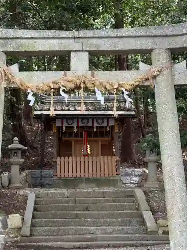 小槻神社の{uncategorized: "未分類", other: "その他", undefined: "問題あり", building: "その他建物", grave: "お墓", sacred_gate: "鳥居", guardian: "狛犬", statue: "像", buddha: "仏像", history: "歴史", nature: "自然", garden: "庭園", animal: "動物", pagoda: "塔", temizu: "手水舎", mountain_gate: "山門・神門", sanctuary: "本殿・本堂", subordinate: "末社・摂社", art: "芸術", scenery: "景色", jizo: "地蔵", ema: "絵馬", goshuin: "御朱印", omikuji: "おみくじ", items: "授与品その他", amulet: "お守り", goshuincho: "御朱印帳", eats: "食事", festival: "お祭り", votive_dance: "神楽", shichigosan: "七五三参", wedding: "結婚式", experience: "体験その他", initially: "初詣", around: "周辺", anti_infection: "感染症対策"}