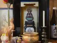 奥の聖天様は秘仏なので、手前の聖天様のお子様である聖天童子に手を会わせます。