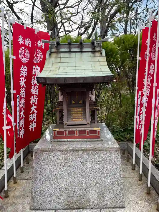 錦秋稲荷大明神の{uncategorized: "未分類", other: "その他", undefined: "問題あり", building: "その他建物", grave: "お墓", sacred_gate: "鳥居", guardian: "狛犬", statue: "像", buddha: "仏像", history: "歴史", nature: "自然", garden: "庭園", animal: "動物", pagoda: "塔", temizu: "手水舎", mountain_gate: "山門・神門", sanctuary: "本殿・本堂", subordinate: "末社・摂社", art: "芸術", scenery: "景色", jizo: "地蔵", ema: "絵馬", goshuin: "御朱印", omikuji: "おみくじ", items: "授与品その他", amulet: "お守り", goshuincho: "御朱印帳", eats: "食事", festival: "お祭り", votive_dance: "神楽", shichigosan: "七五三参", wedding: "結婚式", experience: "体験その他", initially: "初詣", around: "周辺", anti_infection: "感染症対策"}