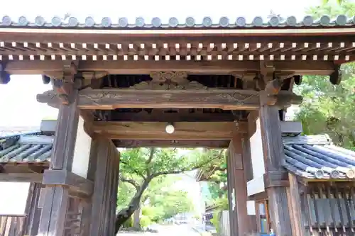 橘寺の山門