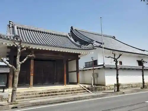 本願寺八幡別院の山門