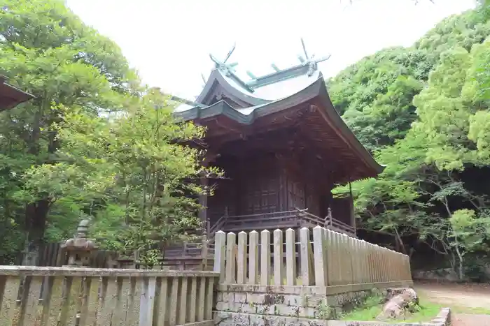 初﨑神社の本殿