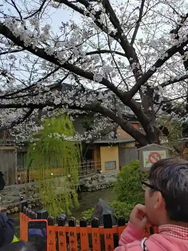 八坂神社(祇園さん)の{uncategorized: "未分類", other: "その他", undefined: "問題あり", building: "その他建物", grave: "お墓", sacred_gate: "鳥居", guardian: "狛犬", statue: "像", buddha: "仏像", history: "歴史", nature: "自然", garden: "庭園", animal: "動物", pagoda: "塔", temizu: "手水舎", mountain_gate: "山門・神門", sanctuary: "本殿・本堂", subordinate: "末社・摂社", art: "芸術", scenery: "景色", jizo: "地蔵", ema: "絵馬", goshuin: "御朱印", omikuji: "おみくじ", items: "授与品その他", amulet: "お守り", goshuincho: "御朱印帳", eats: "食事", festival: "お祭り", votive_dance: "神楽", shichigosan: "七五三参", wedding: "結婚式", experience: "体験その他", initially: "初詣", around: "周辺", anti_infection: "感染症対策"}