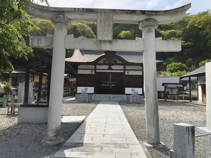 鬼島神明社の{uncategorized: "未分類", other: "その他", undefined: "問題あり", building: "その他建物", grave: "お墓", sacred_gate: "鳥居", guardian: "狛犬", statue: "像", buddha: "仏像", history: "歴史", nature: "自然", garden: "庭園", animal: "動物", pagoda: "塔", temizu: "手水舎", mountain_gate: "山門・神門", sanctuary: "本殿・本堂", subordinate: "末社・摂社", art: "芸術", scenery: "景色", jizo: "地蔵", ema: "絵馬", goshuin: "御朱印", omikuji: "おみくじ", items: "授与品その他", amulet: "お守り", goshuincho: "御朱印帳", eats: "食事", festival: "お祭り", votive_dance: "神楽", shichigosan: "七五三参", wedding: "結婚式", experience: "体験その他", initially: "初詣", around: "周辺", anti_infection: "感染症対策"}