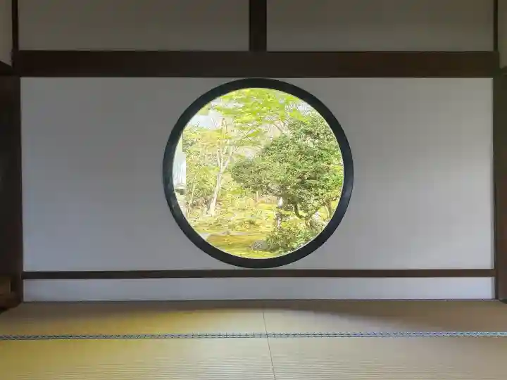 源光庵の{uncategorized: "未分類", other: "その他", undefined: "問題あり", building: "その他建物", grave: "お墓", sacred_gate: "鳥居", guardian: "狛犬", statue: "像", buddha: "仏像", history: "歴史", nature: "自然", garden: "庭園", animal: "動物", pagoda: "塔", temizu: "手水舎", mountain_gate: "山門・神門", sanctuary: "本殿・本堂", subordinate: "末社・摂社", art: "芸術", scenery: "景色", jizo: "地蔵", ema: "絵馬", goshuin: "御朱印", omikuji: "おみくじ", items: "授与品その他", amulet: "お守り", goshuincho: "御朱印帳", eats: "食事", festival: "お祭り", votive_dance: "神楽", shichigosan: "七五三参", wedding: "結婚式", experience: "体験その他", initially: "初詣", around: "周辺", anti_infection: "感染症対策"}