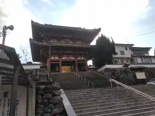 本佛寺の山門