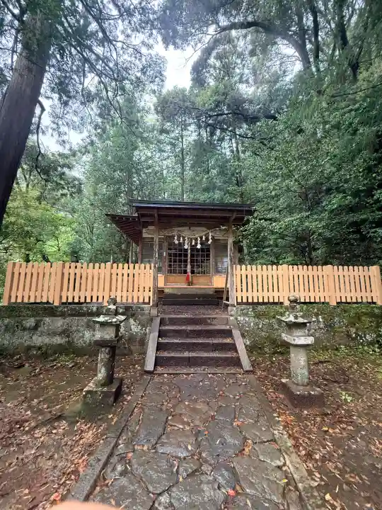 滝尻王子宮十郷神社の{uncategorized: "未分類", other: "その他", undefined: "問題あり", building: "その他建物", grave: "お墓", sacred_gate: "鳥居", guardian: "狛犬", statue: "像", buddha: "仏像", history: "歴史", nature: "自然", garden: "庭園", animal: "動物", pagoda: "塔", temizu: "手水舎", mountain_gate: "山門・神門", sanctuary: "本殿・本堂", subordinate: "末社・摂社", art: "芸術", scenery: "景色", jizo: "地蔵", ema: "絵馬", goshuin: "御朱印", omikuji: "おみくじ", items: "授与品その他", amulet: "お守り", goshuincho: "御朱印帳", eats: "食事", festival: "お祭り", votive_dance: "神楽", shichigosan: "七五三参", wedding: "結婚式", experience: "体験その他", initially: "初詣", around: "周辺", anti_infection: "感染症対策"}