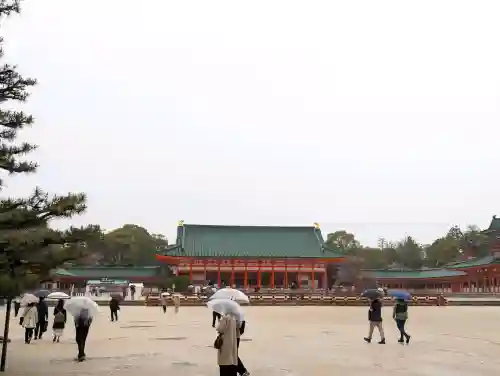 平安神宮の{uncategorized: "未分類", other: "その他", undefined: "問題あり", building: "その他建物", grave: "お墓", sacred_gate: "鳥居", guardian: "狛犬", statue: "像", buddha: "仏像", history: "歴史", nature: "自然", garden: "庭園", animal: "動物", pagoda: "塔", temizu: "手水舎", mountain_gate: "山門・神門", sanctuary: "本殿・本堂", subordinate: "末社・摂社", art: "芸術", scenery: "景色", jizo: "地蔵", ema: "絵馬", goshuin: "御朱印", omikuji: "おみくじ", items: "授与品その他", amulet: "お守り", goshuincho: "御朱印帳", eats: "食事", festival: "お祭り", votive_dance: "神楽", shichigosan: "七五三参", wedding: "結婚式", experience: "体験その他", initially: "初詣", around: "周辺", anti_infection: "感染症対策"}