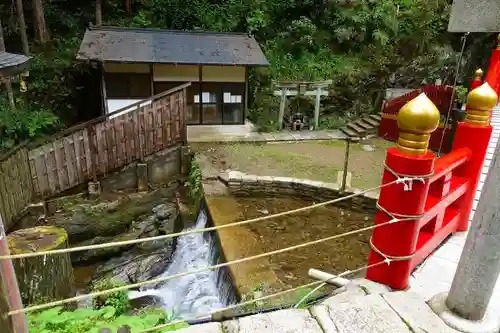 脳天大神龍王院の庭園