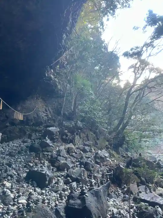 天安河原宮の{uncategorized: "未分類", other: "その他", undefined: "問題あり", building: "その他建物", grave: "お墓", sacred_gate: "鳥居", guardian: "狛犬", statue: "像", buddha: "仏像", history: "歴史", nature: "自然", garden: "庭園", animal: "動物", pagoda: "塔", temizu: "手水舎", mountain_gate: "山門・神門", sanctuary: "本殿・本堂", subordinate: "末社・摂社", art: "芸術", scenery: "景色", jizo: "地蔵", ema: "絵馬", goshuin: "御朱印", omikuji: "おみくじ", items: "授与品その他", amulet: "お守り", goshuincho: "御朱印帳", eats: "食事", festival: "お祭り", votive_dance: "神楽", shichigosan: "七五三参", wedding: "結婚式", experience: "体験その他", initially: "初詣", around: "周辺", anti_infection: "感染症対策"}