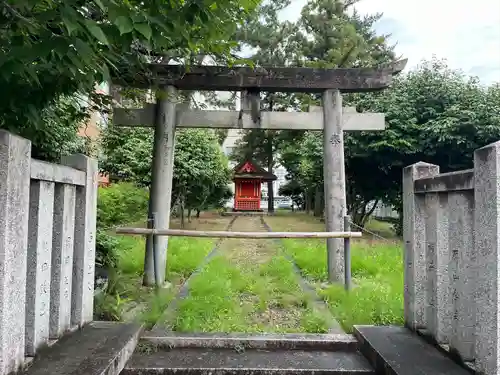 西大寺石落神社本殿の鳥居