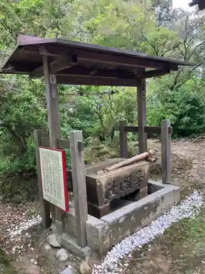 辛国社(東大寺境内社)の手水舎