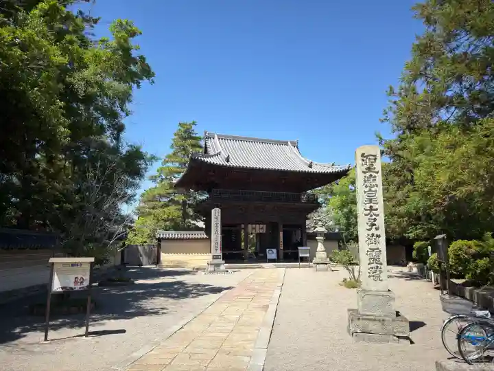 鶴林寺の{uncategorized: "未分類", other: "その他", undefined: "問題あり", building: "その他建物", grave: "お墓", sacred_gate: "鳥居", guardian: "狛犬", statue: "像", buddha: "仏像", history: "歴史", nature: "自然", garden: "庭園", animal: "動物", pagoda: "塔", temizu: "手水舎", mountain_gate: "山門・神門", sanctuary: "本殿・本堂", subordinate: "末社・摂社", art: "芸術", scenery: "景色", jizo: "地蔵", ema: "絵馬", goshuin: "御朱印", omikuji: "おみくじ", items: "授与品その他", amulet: "お守り", goshuincho: "御朱印帳", eats: "食事", festival: "お祭り", votive_dance: "神楽", shichigosan: "七五三参", wedding: "結婚式", experience: "体験その他", initially: "初詣", around: "周辺", anti_infection: "感染症対策"}