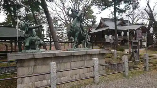 川中島古戦場八幡社の像