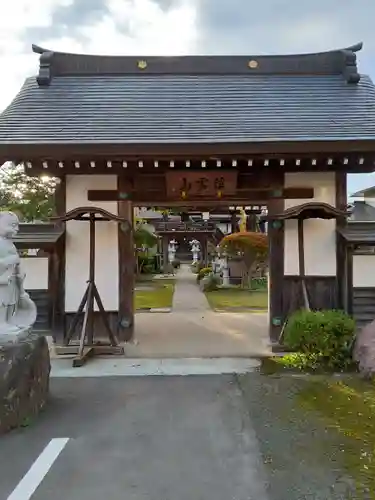 竜徳寺の山門