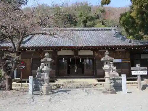 山梨岡神社の本殿