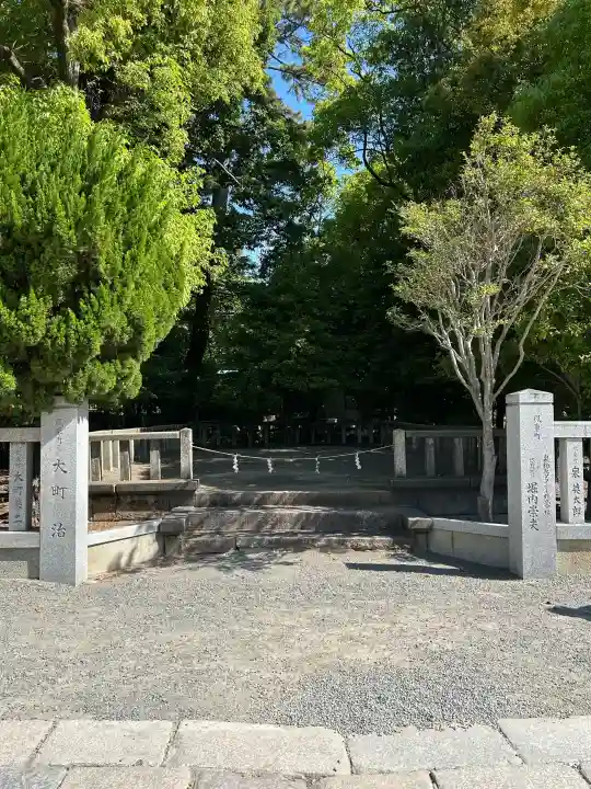 大鳥大社の{uncategorized: "未分類", other: "その他", undefined: "問題あり", building: "その他建物", grave: "お墓", sacred_gate: "鳥居", guardian: "狛犬", statue: "像", buddha: "仏像", history: "歴史", nature: "自然", garden: "庭園", animal: "動物", pagoda: "塔", temizu: "手水舎", mountain_gate: "山門・神門", sanctuary: "本殿・本堂", subordinate: "末社・摂社", art: "芸術", scenery: "景色", jizo: "地蔵", ema: "絵馬", goshuin: "御朱印", omikuji: "おみくじ", items: "授与品その他", amulet: "お守り", goshuincho: "御朱印帳", eats: "食事", festival: "お祭り", votive_dance: "神楽", shichigosan: "七五三参", wedding: "結婚式", experience: "体験その他", initially: "初詣", around: "周辺", anti_infection: "感染症対策"}