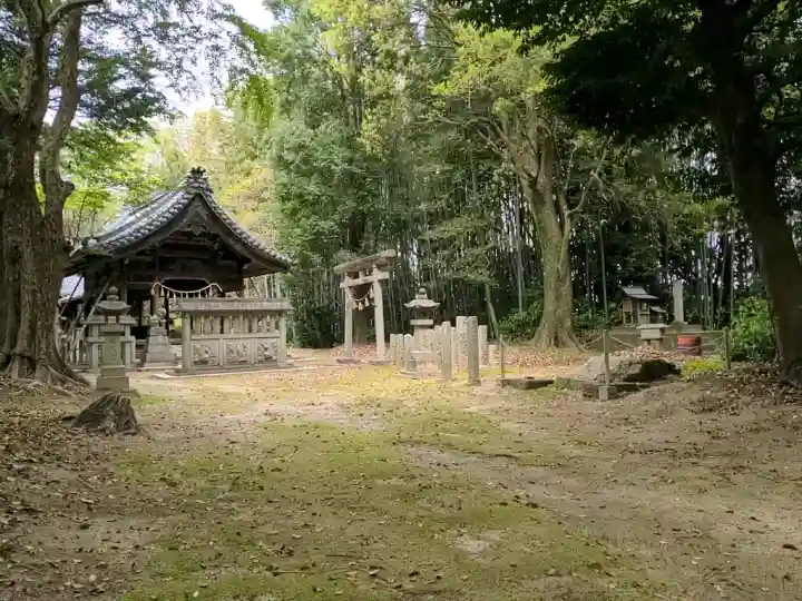 山崎神社の{uncategorized: "未分類", other: "その他", undefined: "問題あり", building: "その他建物", grave: "お墓", sacred_gate: "鳥居", guardian: "狛犬", statue: "像", buddha: "仏像", history: "歴史", nature: "自然", garden: "庭園", animal: "動物", pagoda: "塔", temizu: "手水舎", mountain_gate: "山門・神門", sanctuary: "本殿・本堂", subordinate: "末社・摂社", art: "芸術", scenery: "景色", jizo: "地蔵", ema: "絵馬", goshuin: "御朱印", omikuji: "おみくじ", items: "授与品その他", amulet: "お守り", goshuincho: "御朱印帳", eats: "食事", festival: "お祭り", votive_dance: "神楽", shichigosan: "七五三参", wedding: "結婚式", experience: "体験その他", initially: "初詣", around: "周辺", anti_infection: "感染症対策"}