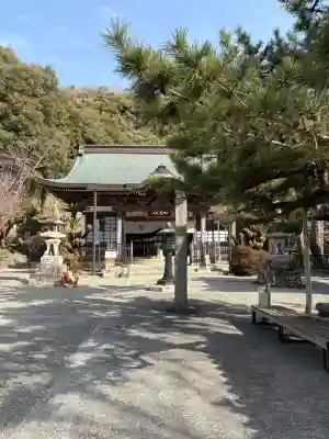 切幡寺の{uncategorized: "未分類", other: "その他", undefined: "問題あり", building: "その他建物", grave: "お墓", sacred_gate: "鳥居", guardian: "狛犬", statue: "像", buddha: "仏像", history: "歴史", nature: "自然", garden: "庭園", animal: "動物", pagoda: "塔", temizu: "手水舎", mountain_gate: "山門・神門", sanctuary: "本殿・本堂", subordinate: "末社・摂社", art: "芸術", scenery: "景色", jizo: "地蔵", ema: "絵馬", goshuin: "御朱印", omikuji: "おみくじ", items: "授与品その他", amulet: "お守り", goshuincho: "御朱印帳", eats: "食事", festival: "お祭り", votive_dance: "神楽", shichigosan: "七五三参", wedding: "結婚式", experience: "体験その他", initially: "初詣", around: "周辺", anti_infection: "感染症対策"}