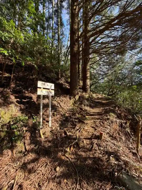 須我神社奥宮の{uncategorized: "未分類", other: "その他", undefined: "問題あり", building: "その他建物", grave: "お墓", sacred_gate: "鳥居", guardian: "狛犬", statue: "像", buddha: "仏像", history: "歴史", nature: "自然", garden: "庭園", animal: "動物", pagoda: "塔", temizu: "手水舎", mountain_gate: "山門・神門", sanctuary: "本殿・本堂", subordinate: "末社・摂社", art: "芸術", scenery: "景色", jizo: "地蔵", ema: "絵馬", goshuin: "御朱印", omikuji: "おみくじ", items: "授与品その他", amulet: "お守り", goshuincho: "御朱印帳", eats: "食事", festival: "お祭り", votive_dance: "神楽", shichigosan: "七五三参", wedding: "結婚式", experience: "体験その他", initially: "初詣", around: "周辺", anti_infection: "感染症対策"}
