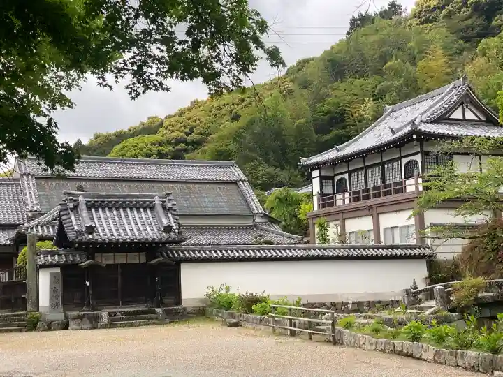 矢田寺南僧坊の{uncategorized: "未分類", other: "その他", undefined: "問題あり", building: "その他建物", grave: "お墓", sacred_gate: "鳥居", guardian: "狛犬", statue: "像", buddha: "仏像", history: "歴史", nature: "自然", garden: "庭園", animal: "動物", pagoda: "塔", temizu: "手水舎", mountain_gate: "山門・神門", sanctuary: "本殿・本堂", subordinate: "末社・摂社", art: "芸術", scenery: "景色", jizo: "地蔵", ema: "絵馬", goshuin: "御朱印", omikuji: "おみくじ", items: "授与品その他", amulet: "お守り", goshuincho: "御朱印帳", eats: "食事", festival: "お祭り", votive_dance: "神楽", shichigosan: "七五三参", wedding: "結婚式", experience: "体験その他", initially: "初詣", around: "周辺", anti_infection: "感染症対策"}