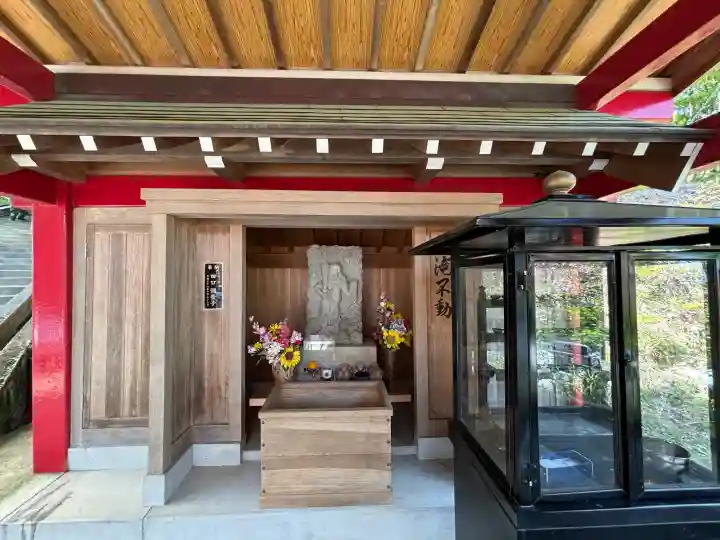 倶利迦羅不動寺山頂本堂の{uncategorized: "未分類", other: "その他", undefined: "問題あり", building: "その他建物", grave: "お墓", sacred_gate: "鳥居", guardian: "狛犬", statue: "像", buddha: "仏像", history: "歴史", nature: "自然", garden: "庭園", animal: "動物", pagoda: "塔", temizu: "手水舎", mountain_gate: "山門・神門", sanctuary: "本殿・本堂", subordinate: "末社・摂社", art: "芸術", scenery: "景色", jizo: "地蔵", ema: "絵馬", goshuin: "御朱印", omikuji: "おみくじ", items: "授与品その他", amulet: "お守り", goshuincho: "御朱印帳", eats: "食事", festival: "お祭り", votive_dance: "神楽", shichigosan: "七五三参", wedding: "結婚式", experience: "体験その他", initially: "初詣", around: "周辺", anti_infection: "感染症対策"}